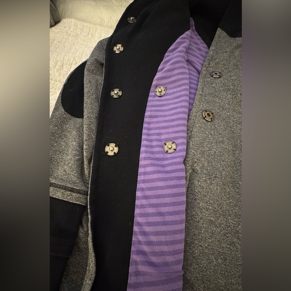 Lululemon Gratitude Wrap
Static Charcoal / Purple Lining - Picture 5 of 14